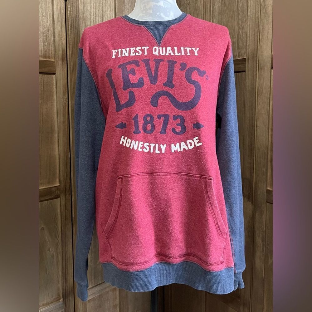 Men’s Levi’s Sweatshirt.